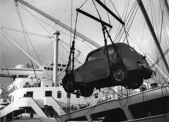 Off-loading cargo – 1950