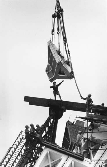 ﻿Placing roof section, Sydney Opera House – 1965
